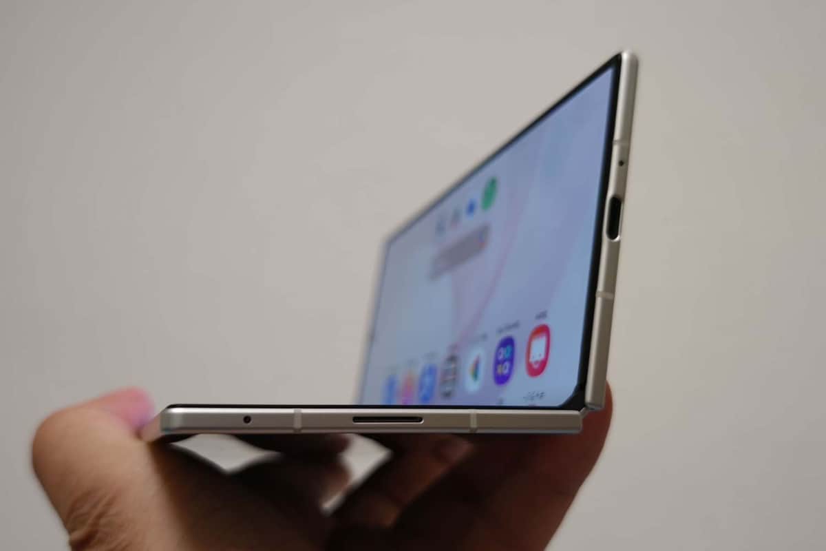Fold8 Ultraは「フレックスモード」があるので、折り曲げた途中で止めるのも簡単