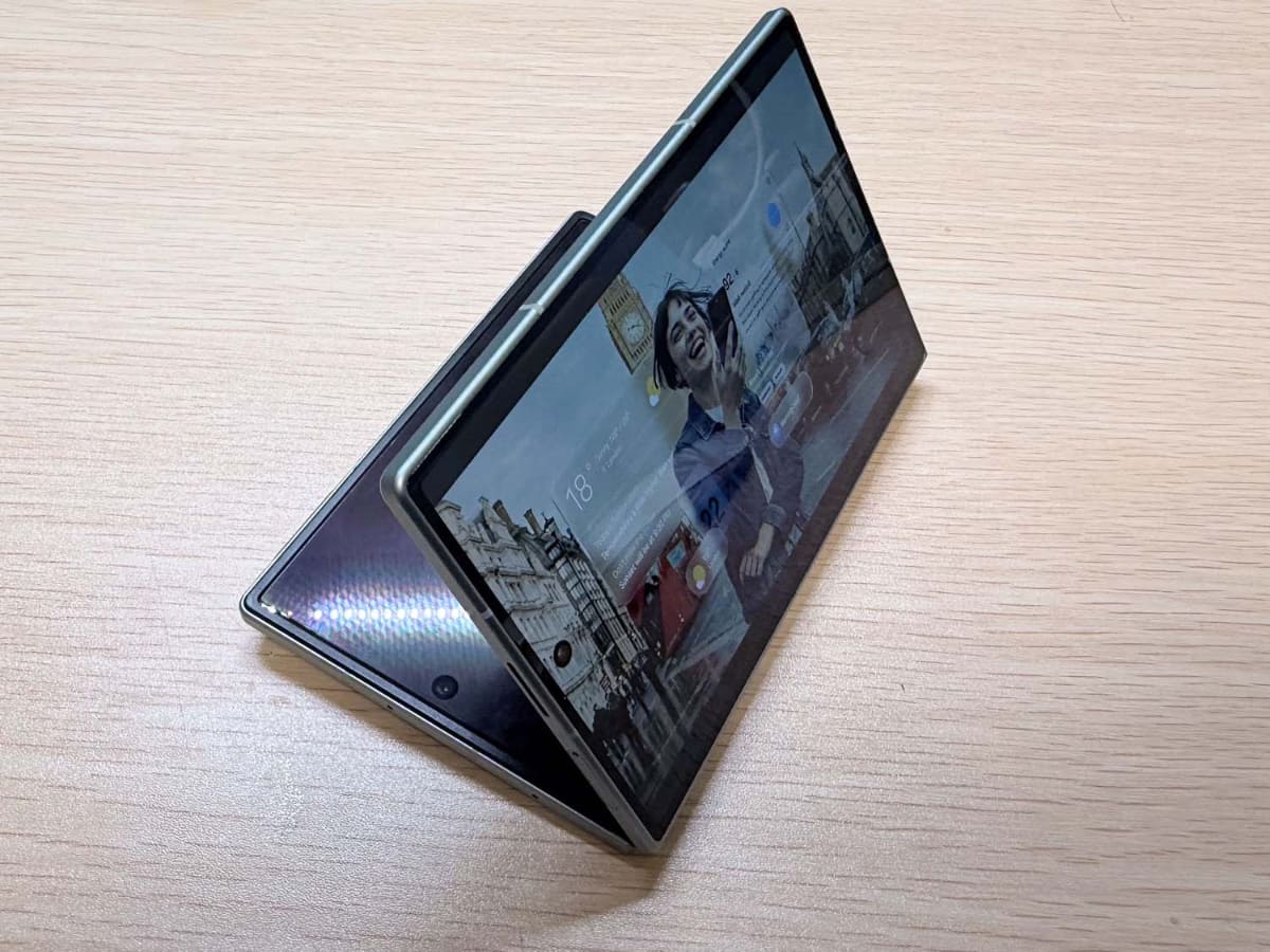 Fold8を机の上に置いて動画を見るときは、外画面を使って見るのがベスト