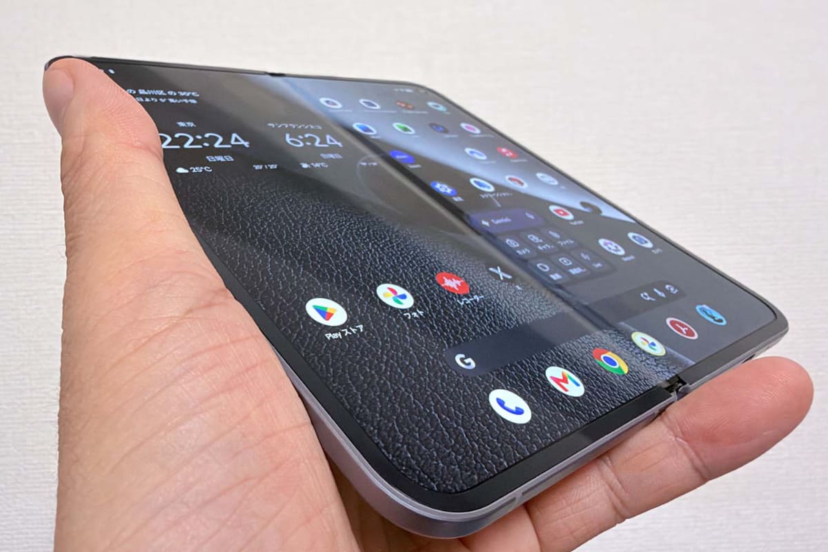 参考までに、Pixel 10 Pro Foldの折り目。長期間使った後のものなのでイコールで比較というのは厳しいが、イメージはつかめるはず