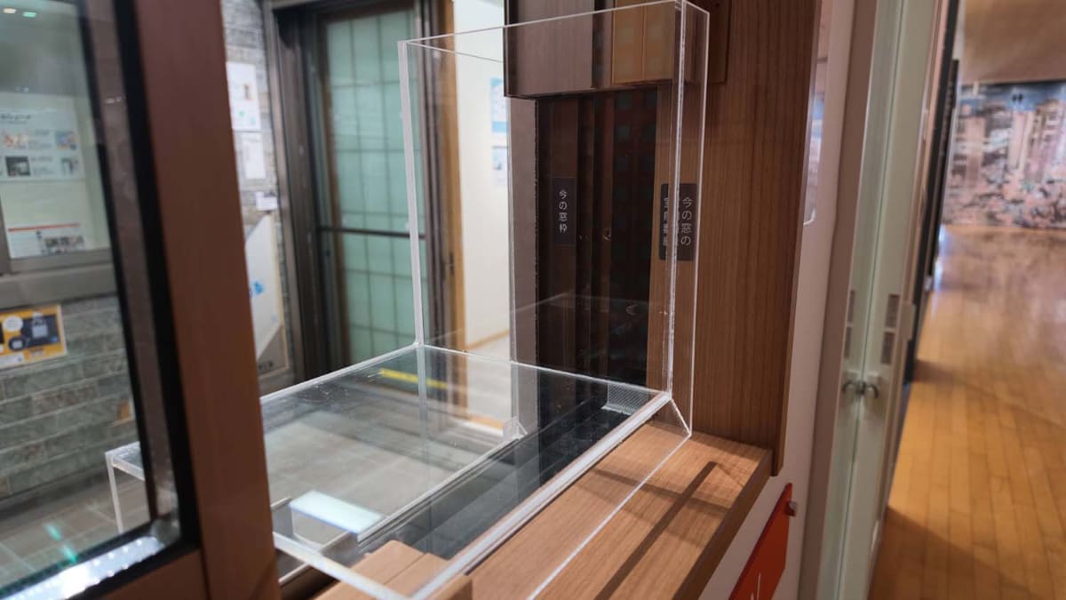 取替窓の枠を一部カットした状態。窓はちょっと狭くなる
