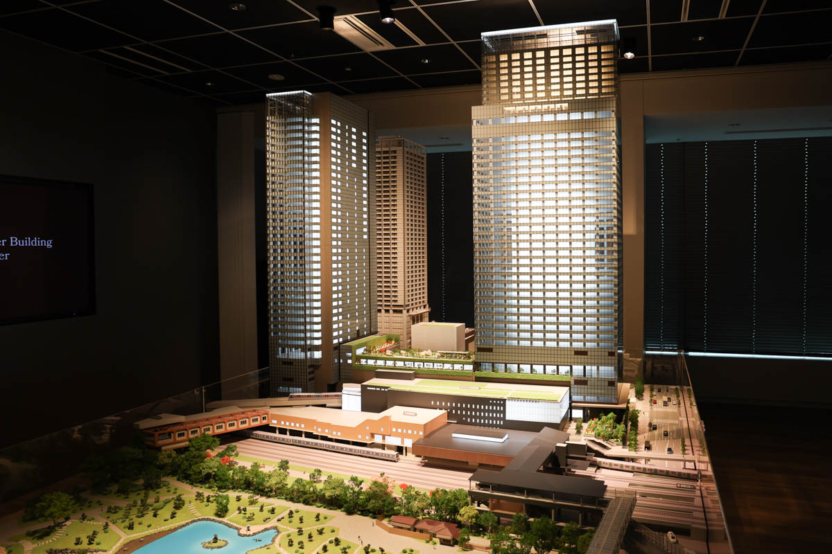 世界貿易センタービルディング建替事業の模型。左側は2021年に開業した南館(24年7月撮影)