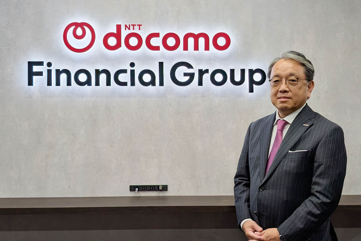 NTTドコモ・フィナンシャルグループ代表取締役社長の廣井孝史氏。同本社受付にて
