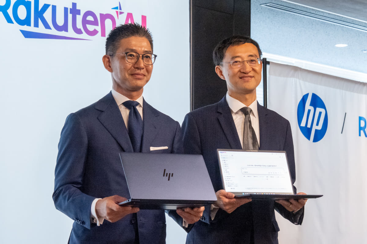 日本HP 代表取締役 社長執行役員 岡戸伸樹氏(左)と楽天グループ 専務執行役員 Group CAIDO AI & Dataディビジョン グループシニアマネージングエグゼクティブオフィサー ティン・ツァイ氏(右)