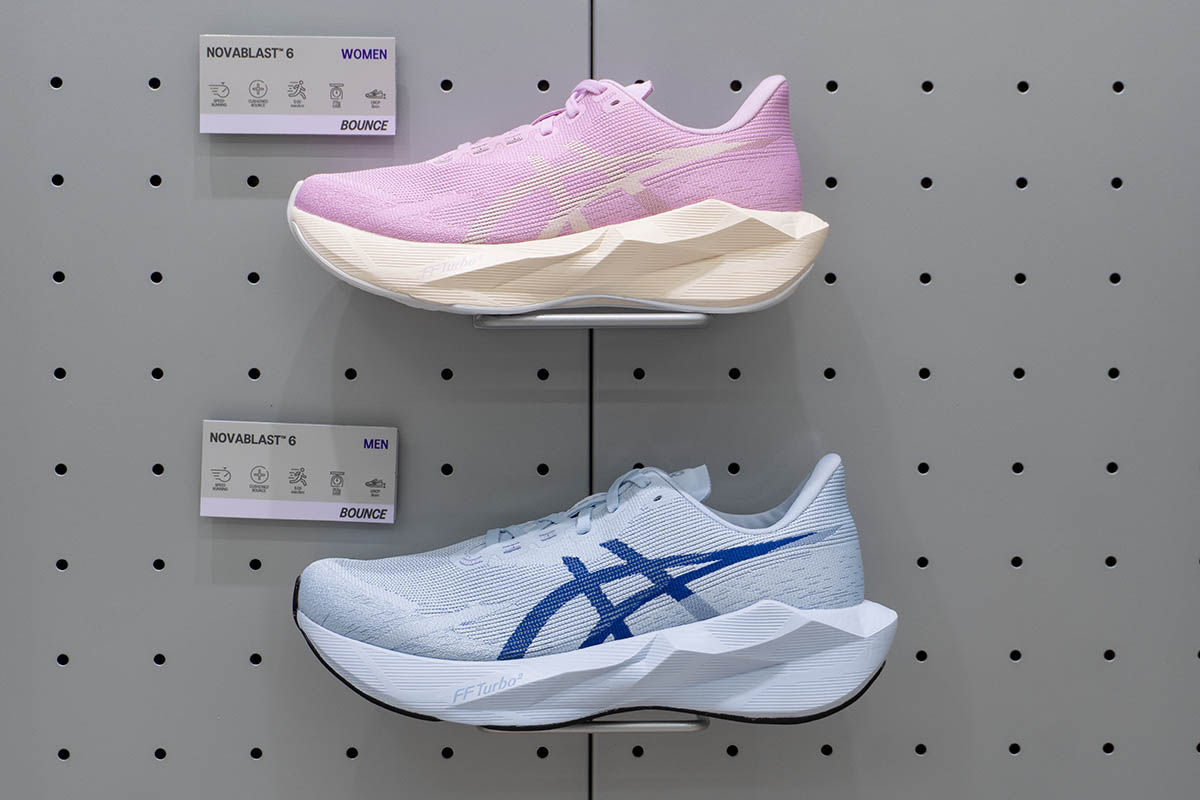 NOVABLAST 6 直営店限定カラー。男性用がソリッドエア×プルシアンブルー、女性用がヘイジーライラック×ローズダスト。価格は17,600円