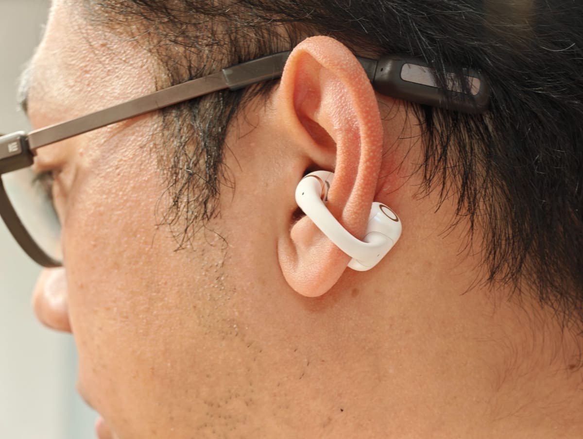 Shokz OpenDots 2を耳に装着している様子