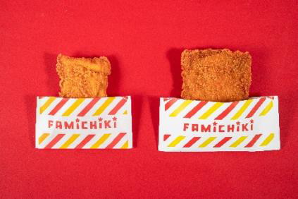 「増量ファミチキ」(248円)　増量品はいずれも写真右側