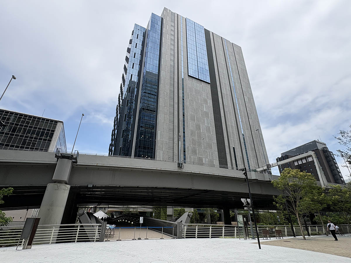 「大手町」側から見た仲通り散歩橋と大手町ゲートビル