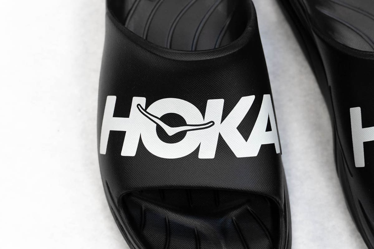 大胆にHOKAのロゴグラフィックをあしらったデザイン性の高いモデル
