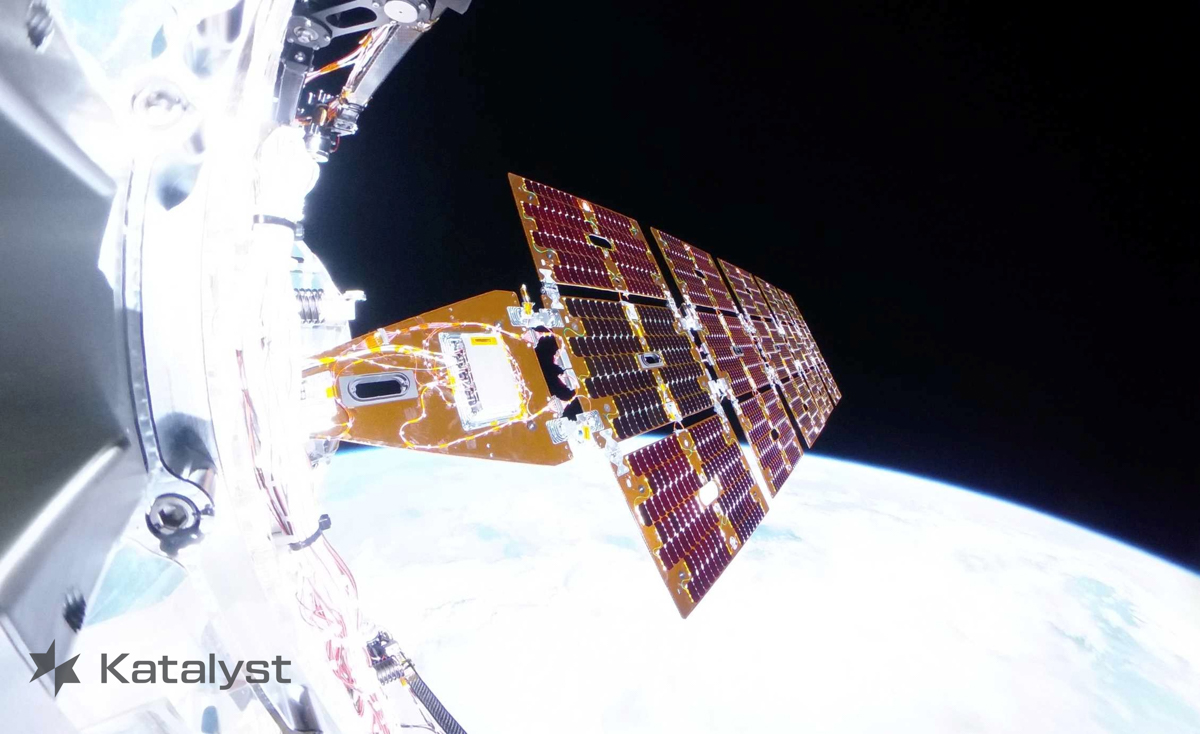 7月9日にLINK自身のカメラから撮影した太陽電池パネル方向の機体(Credit: Katalyst Space)