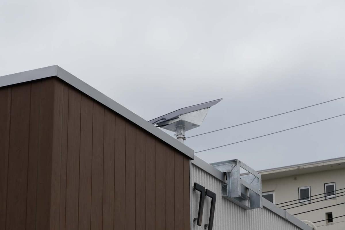 太陽光発電システムや蓄電池、Starlinkを活用したネットワーク設備を備える