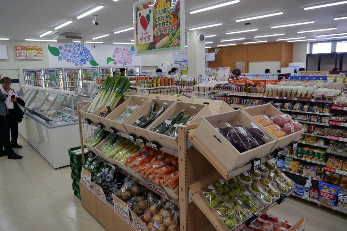 食品スーパー「コモディイイダ」と連携し、野菜などの生鮮品や精肉、冷凍魚など約90品目を品揃え