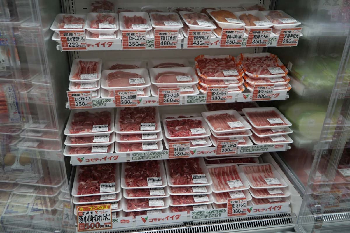 精肉はコンビニエンスストアとは思えないほど充実の品揃えとなっている