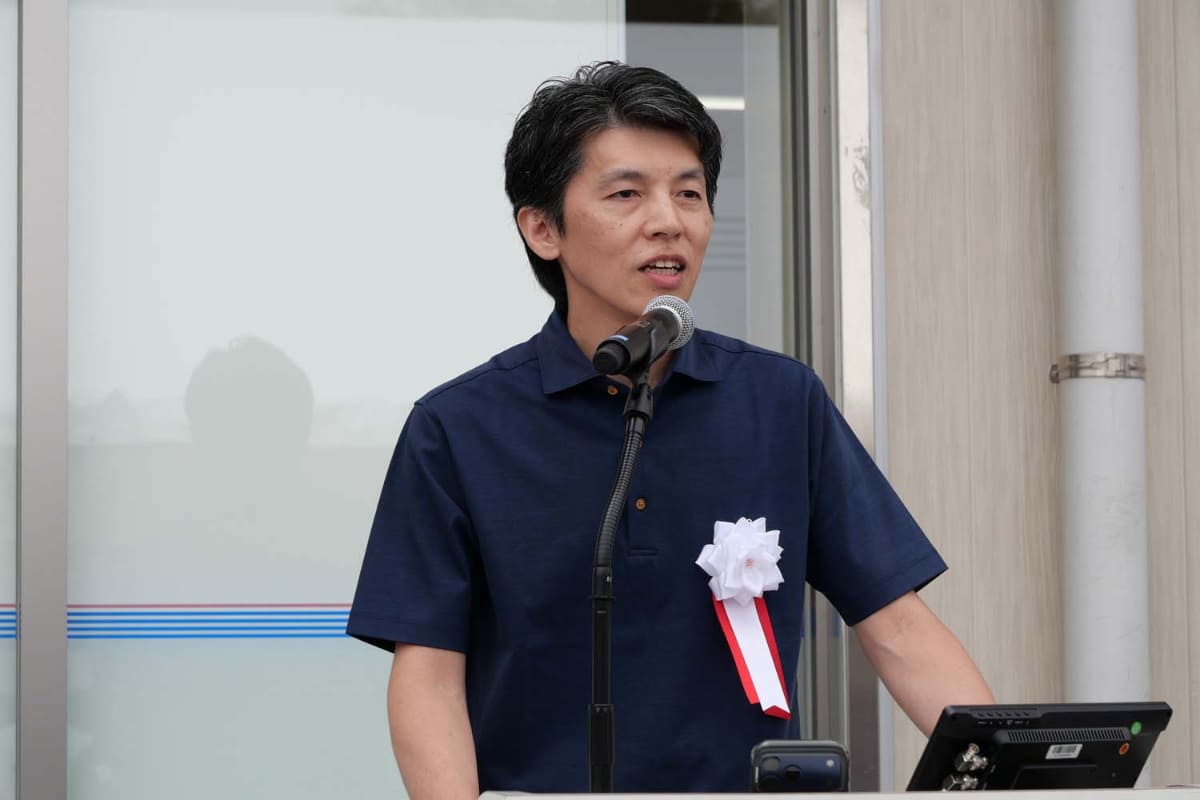 日野高幡台店での取り組みについて説明するKDDI執行役員 パーソナルグロース事業本部長の村元伸弥氏
