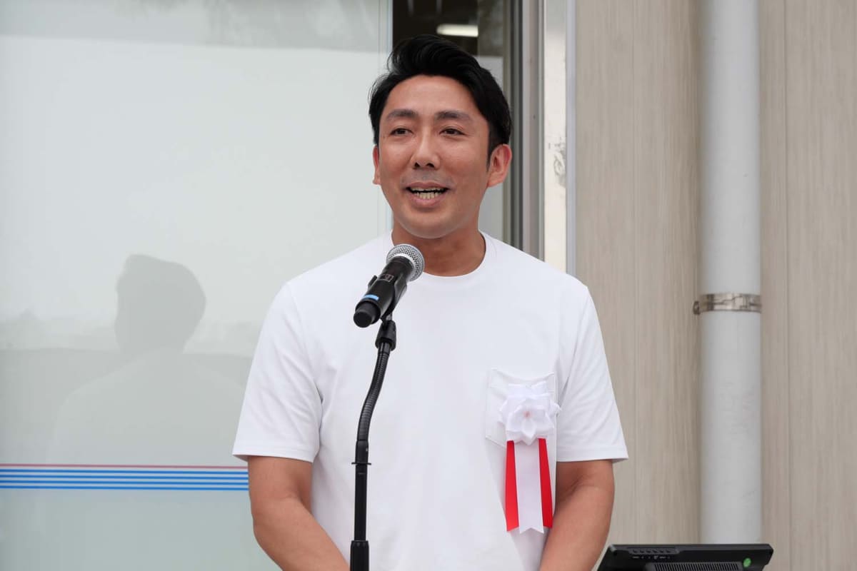 高幡台団地の現状や課題を説明し日野高幡台店に期待を寄せる、日野市長の古賀荘志氏