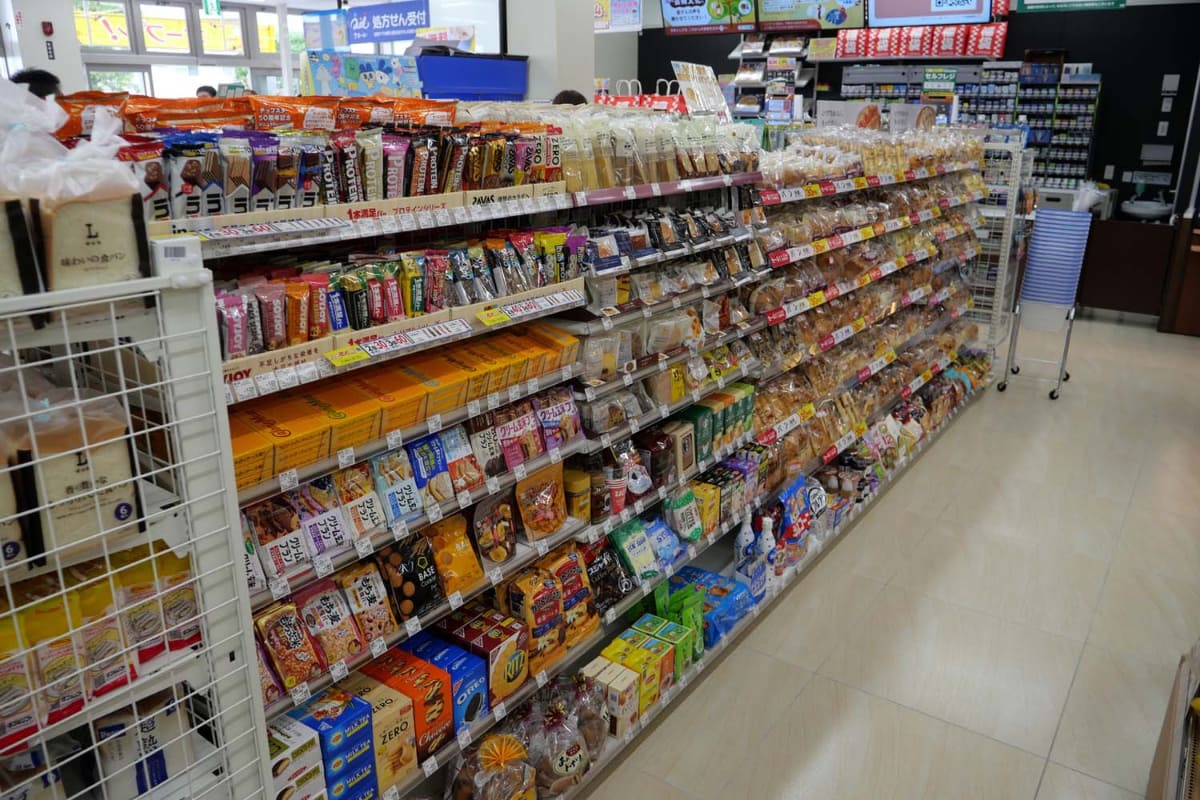 店内は既存ローソンで扱う商品のほか、大規模団地という地域に合わせた商品も数多く用意