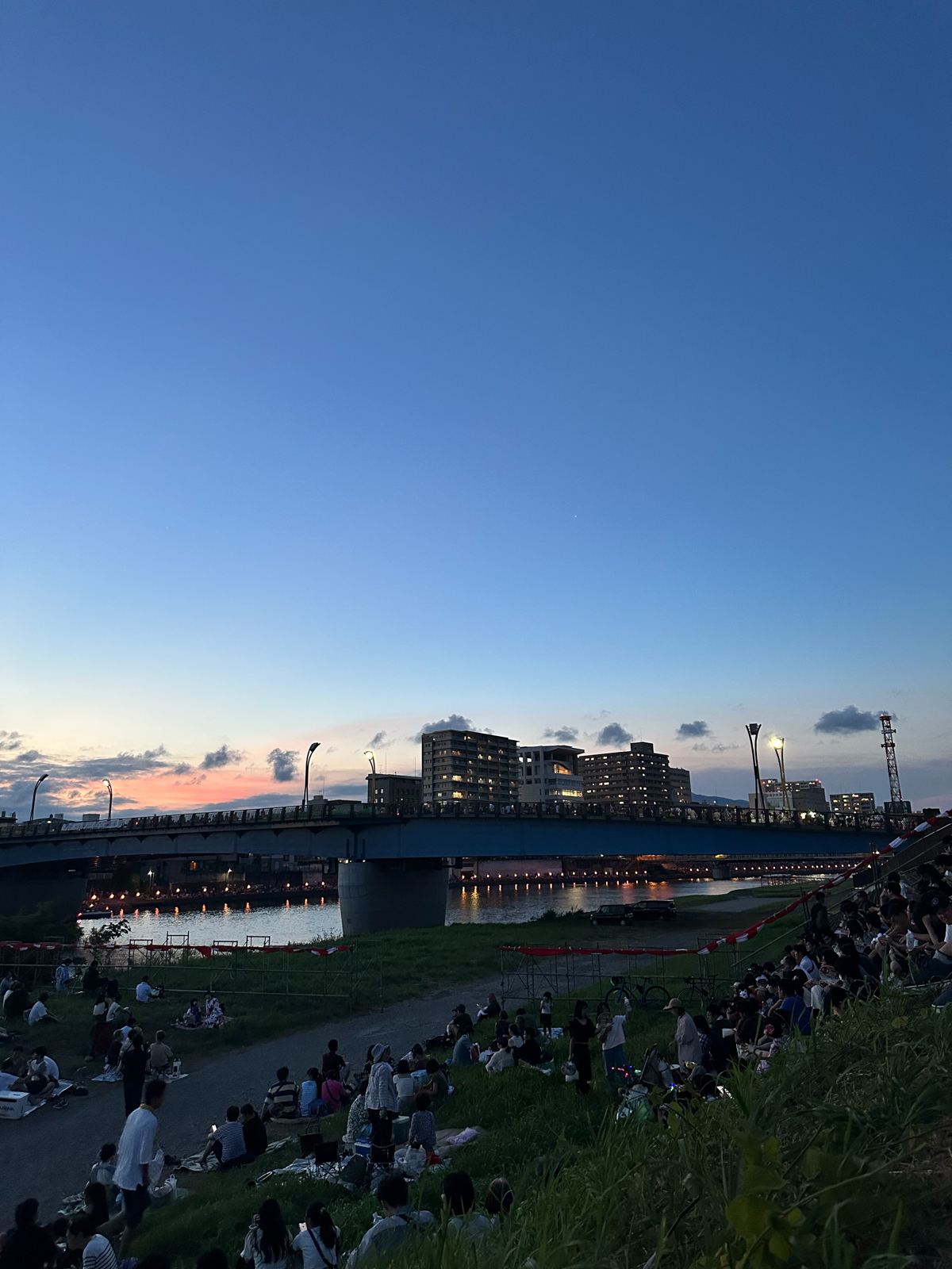 明るいうちに下見を済ませ、障害物がなく風上となる安全な立ち位置を確保しましょう