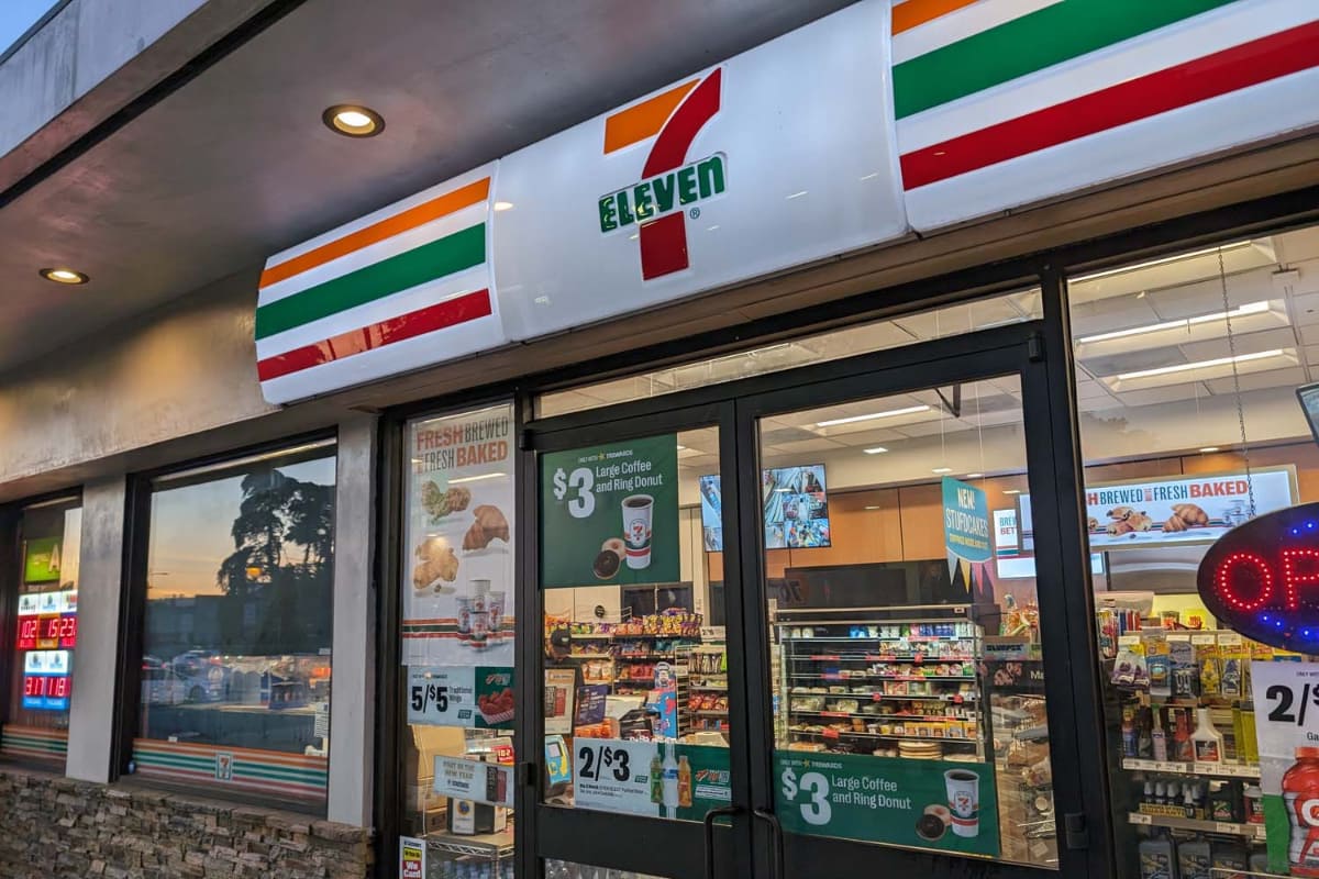 米カリフォルニア州サンフランシスコのインナーリッチモンド地区にある7-Eleven店舗。ガソリンスタンドの「76」に併設されている