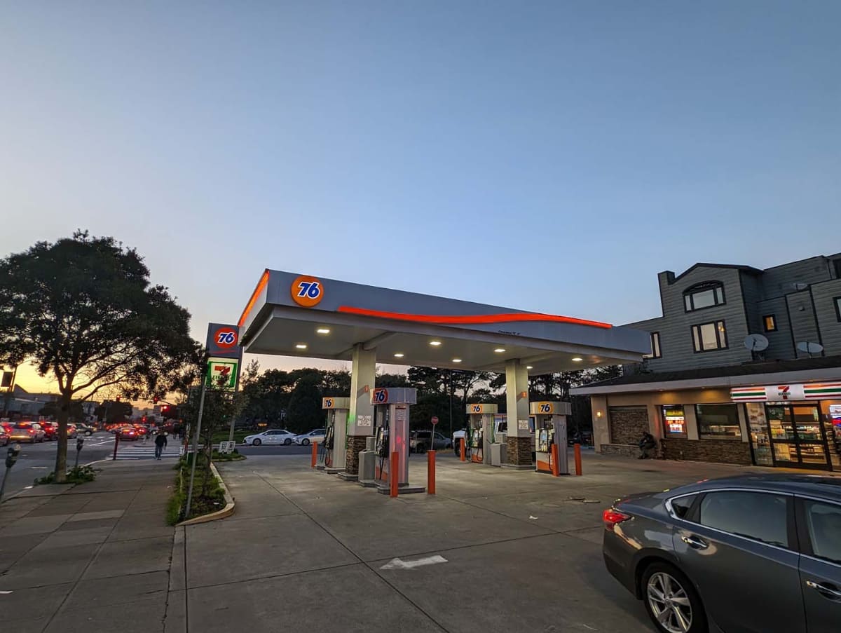 冒頭に紹介した7-Eleven店舗も典型的なガソリンスタンド併設店