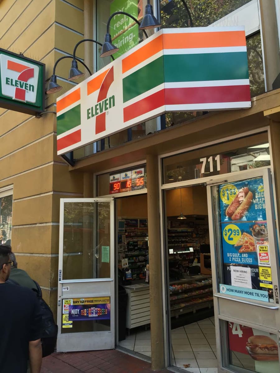 米カリフォルニア州サンフランシスコに“あった”7-Eleven店舗。アドレスが「711 Market St」で、ほぼ住所だけを目当てに設置した店舗のように思える(現存せず)