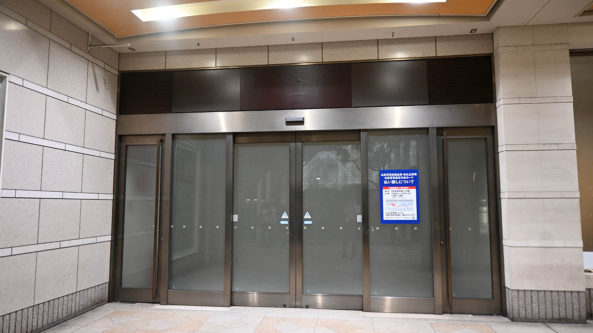 閉店した名鉄百貨店のエントランス