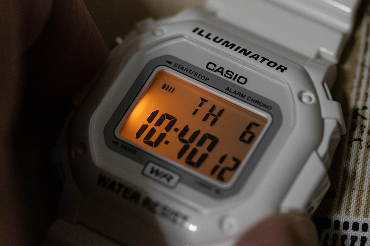 G-SHOCKのように全面が光るタイプではありませんが、ライトも搭載