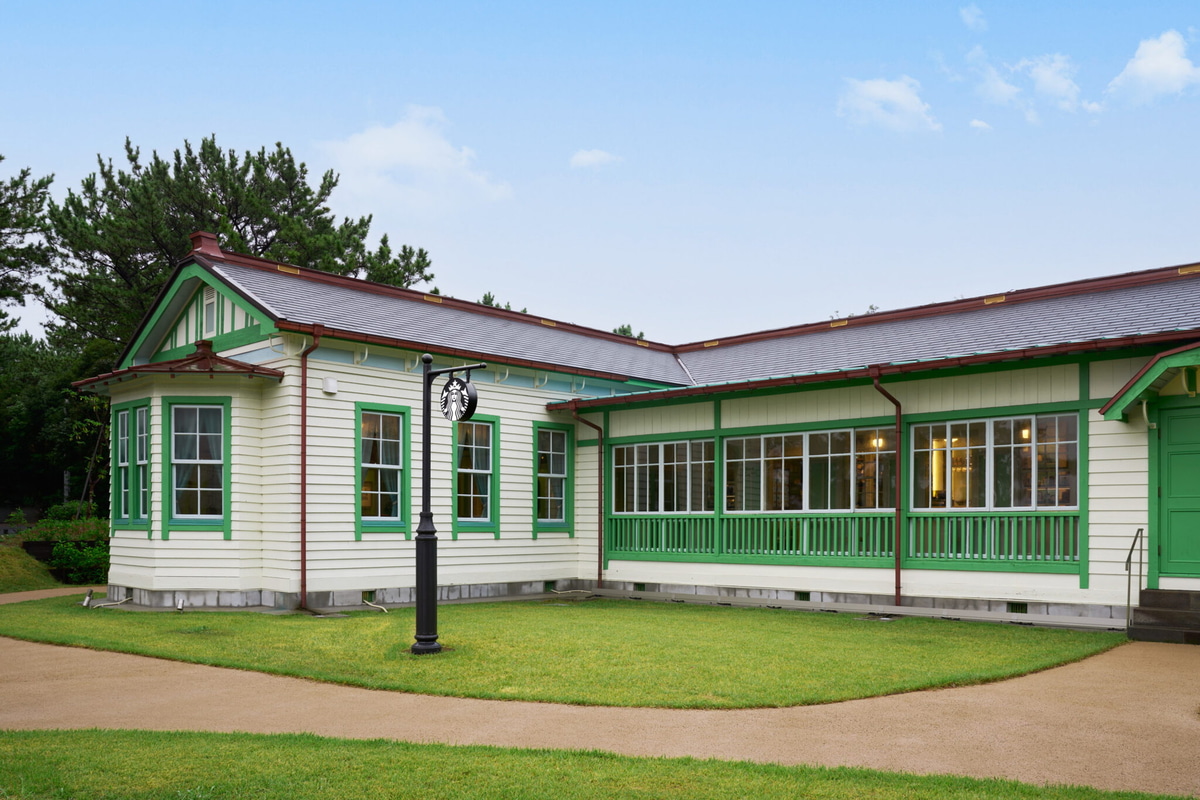 海の公園に移設された「旧長濱検疫所一号停留所」と「スターバックス コーヒー 横浜海の公園店」