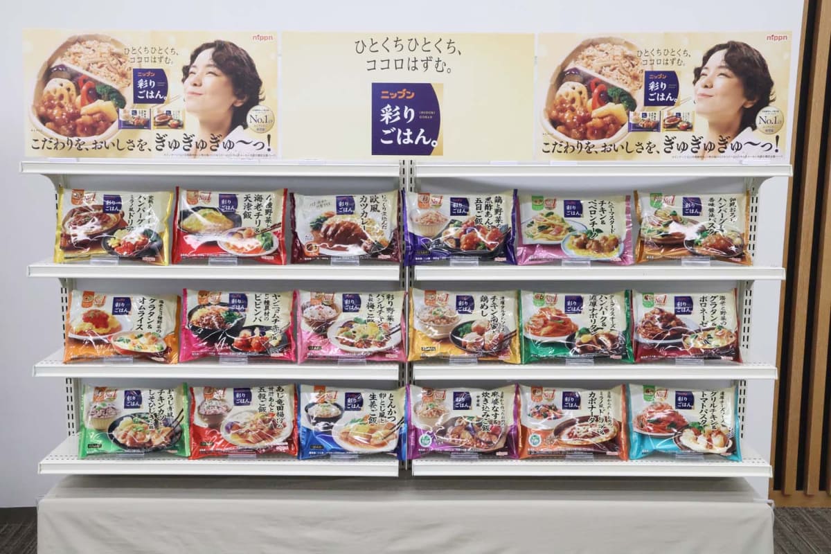 新ブランド「ニップン 彩りごはん。」は、「よくばり」シリーズの既存メニューを引き継ぎつつ、「欧風カツカレー」「ハニーマスタードチキン＆ペペロンチーノ」「海老と3種野菜のグラタン＆オムライス」等のテイストを新たに加え、全18品を展開する。
