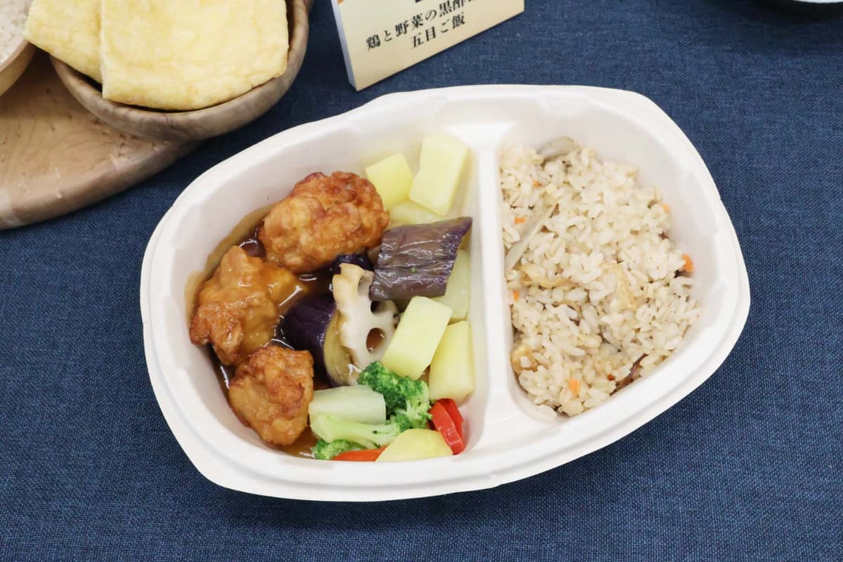 冷凍ワンプレートの例：ニップン「鶏と野菜の黒酢あんと五目ご飯」