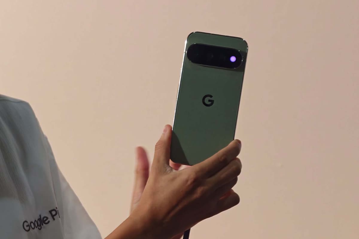 Proシリーズに搭載されている「HiLight」のデモ。電話をかけてきた相手に合わせてLEDの色を変える