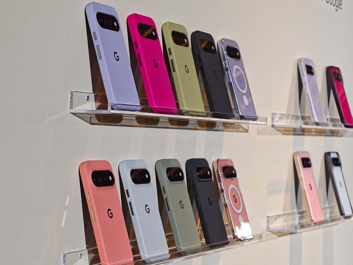 Pixel 11(上)とPixel 11 Pro(下)を純正ケースに入れた展示。Pixel 11はケースに入れるとカメラバーがかなり目立ちにくくなる