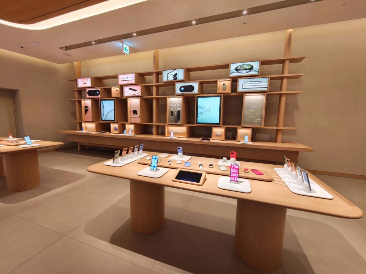 店内の様子。1階ではPixelとPixel Watchを中心にアピール。実際にここで購入もできる。ただし、携帯電話回線の契約はできず、購入できるのはGoogle直販のオープンマーケットモデルのみ