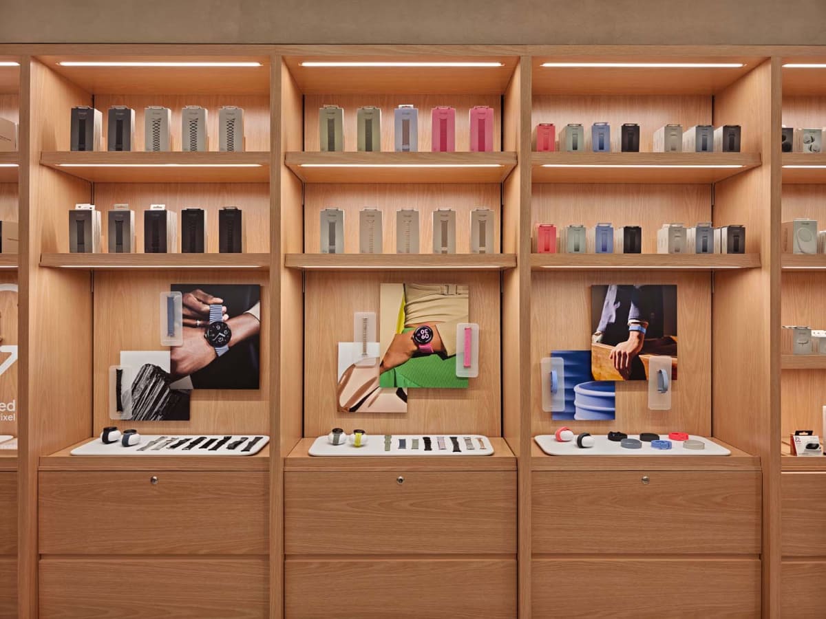 日本独自のGoogleグッズも用意される。「Google Store Omotesando」の名が印刷されたポーチのほか、オリジナルの小皿や箸置き(4色セット)も。
