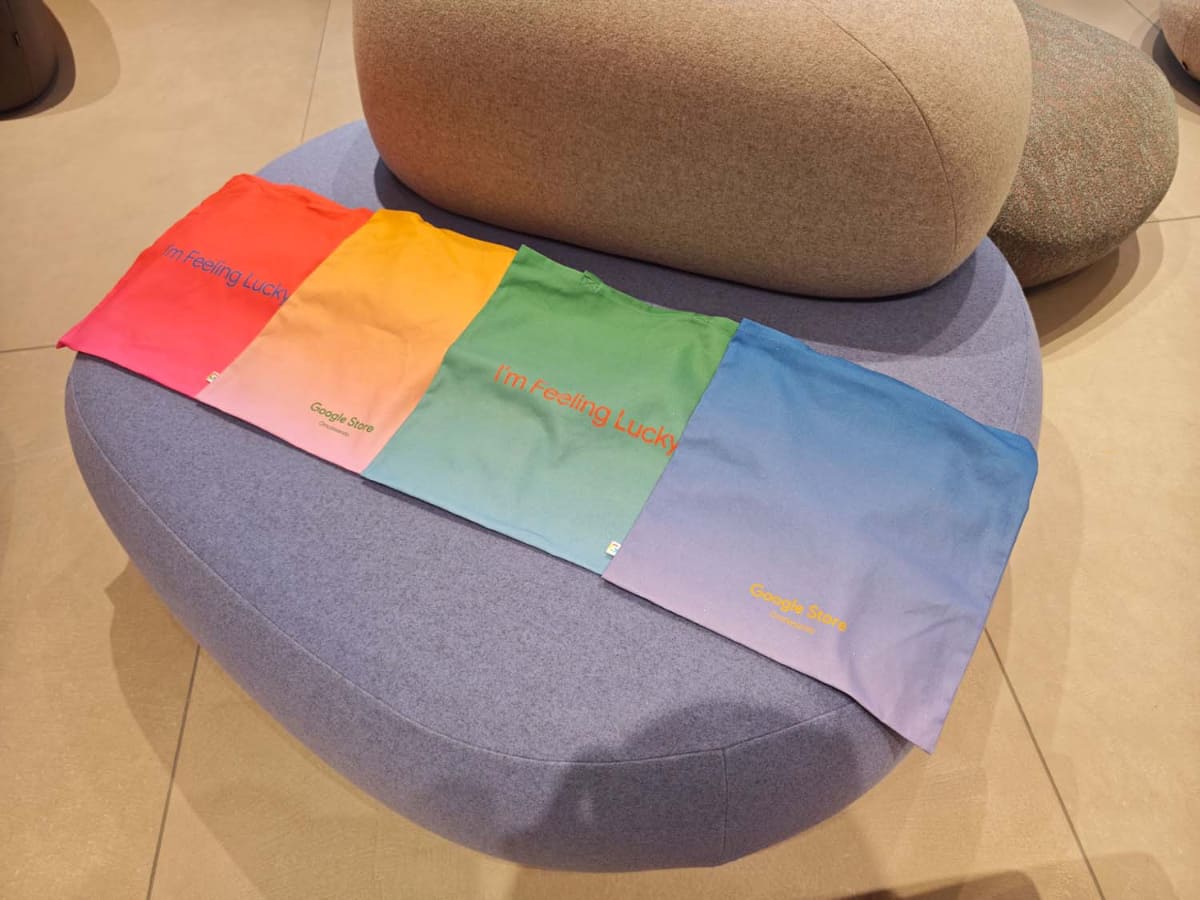 日本独自のGoogleグッズも用意される。「Google Store Omotesando」の名が印刷されたポーチのほか、オリジナルの小皿や箸置き(4色セット)も。