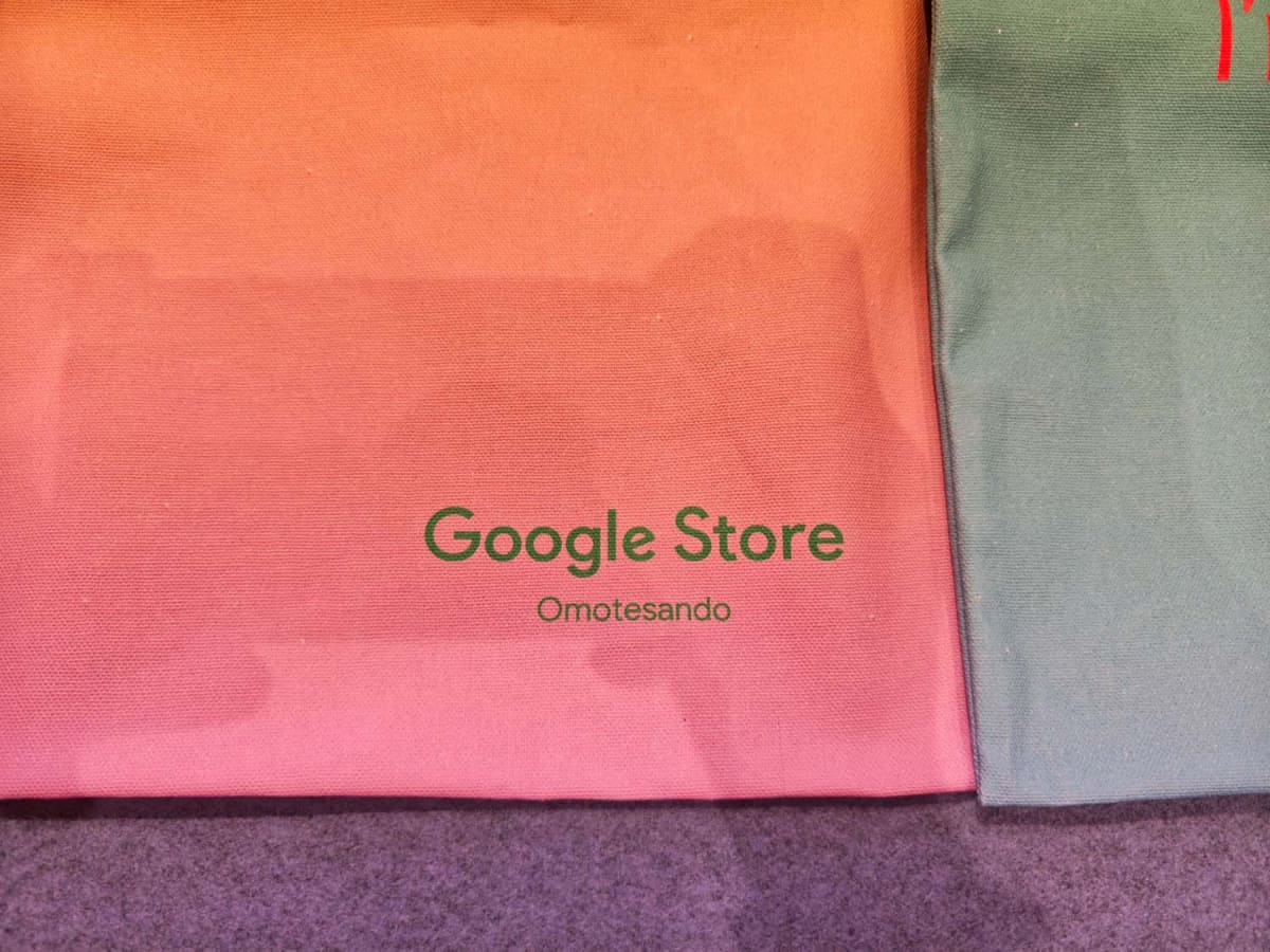 日本独自のGoogleグッズも用意される。「Google Store Omotesando」の名が印刷されたポーチのほか、オリジナルの小皿や箸置き(4色セット)も。
