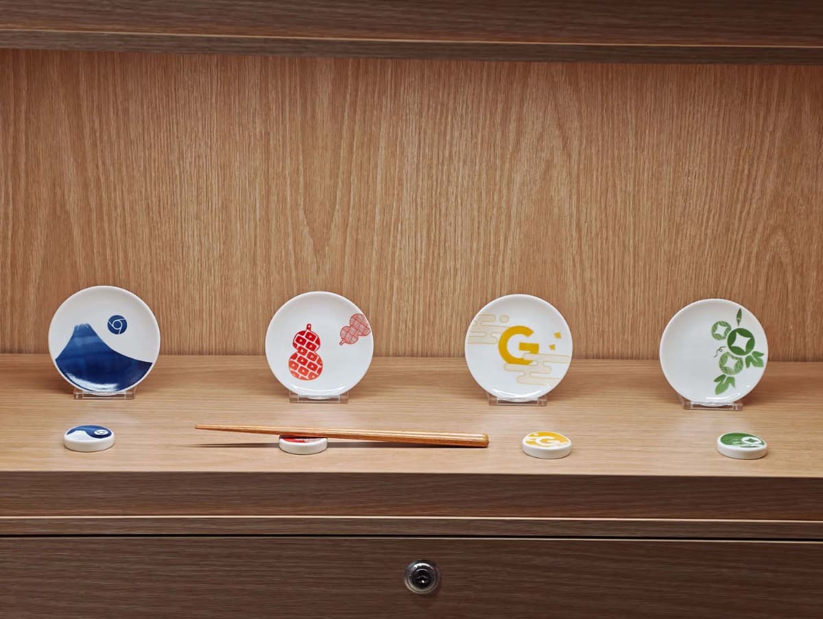 日本独自のGoogleグッズも用意される。「Google Store Omotesando」の名が印刷されたポーチのほか、オリジナルの小皿や箸置き(4色セット)も。