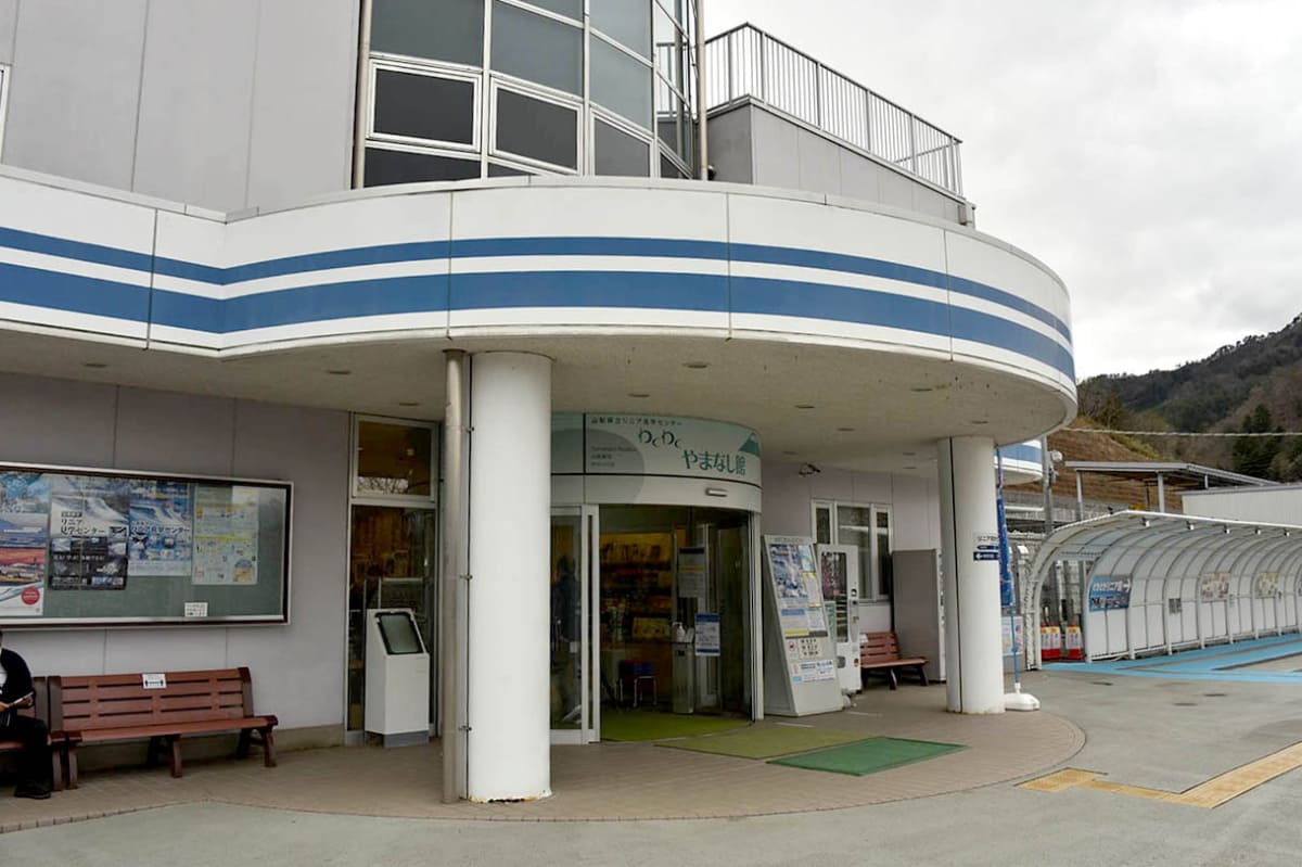 山梨県都留市に所在する山梨県立リニア見学センターでは、リニアの走行を実際に目で見ることができる(24年4月撮影)