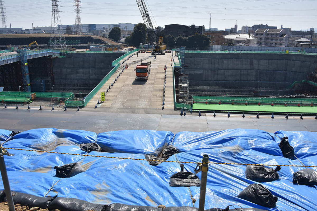 神奈川県相模原市では橋本駅の隣接地にリニア新駅を設置予定。現在、急ピッチで工事が進められている(25年2月撮影)