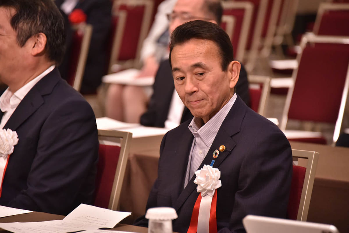 当選した直後にリニア中央新幹線建設促進期成同盟会の会合に出席した静岡県知事の鈴木康友氏(24年6月撮影)