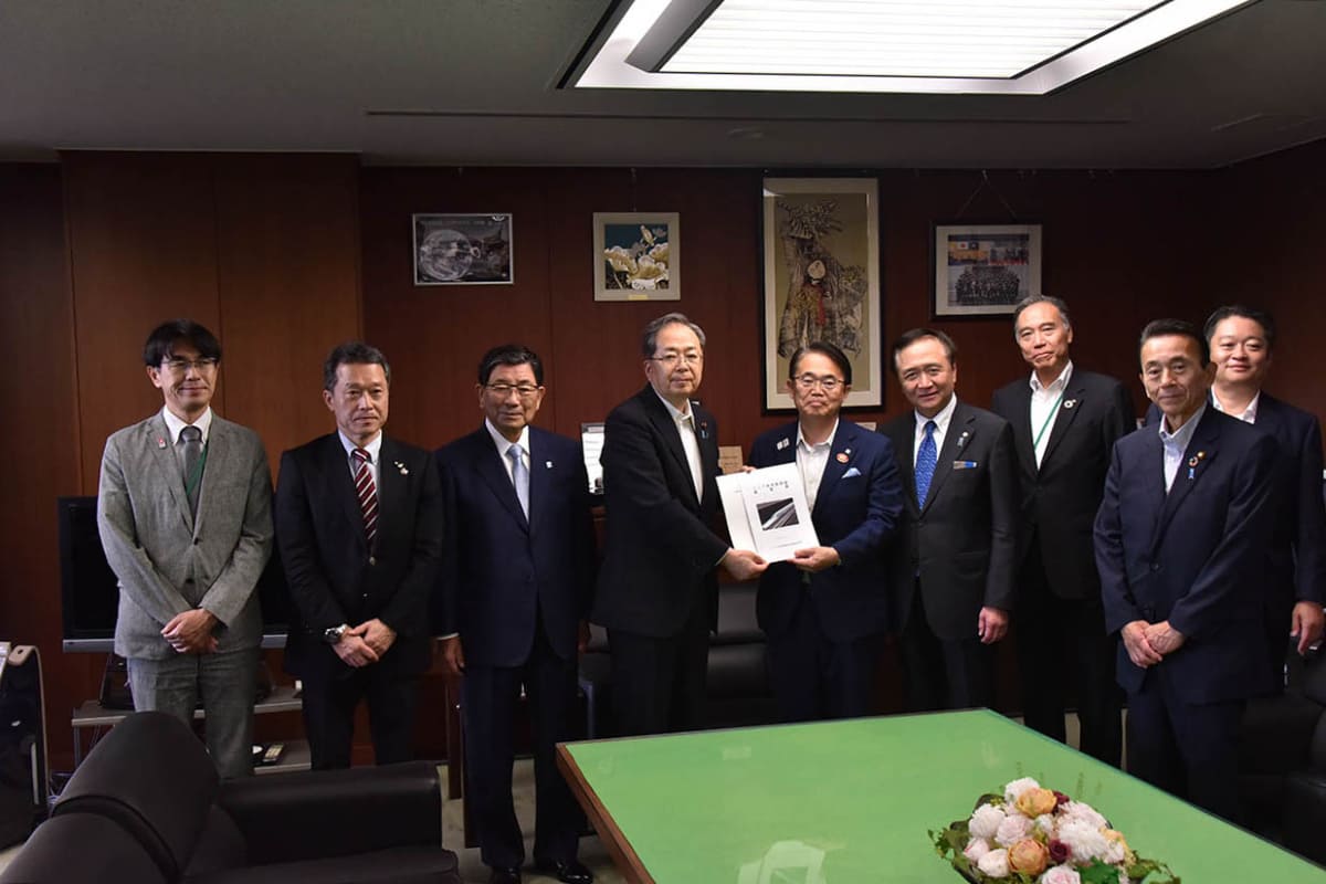 斎藤鉄夫国土交通大臣(当時)にリニア建設を要請する知事一同(24年6月撮影)
