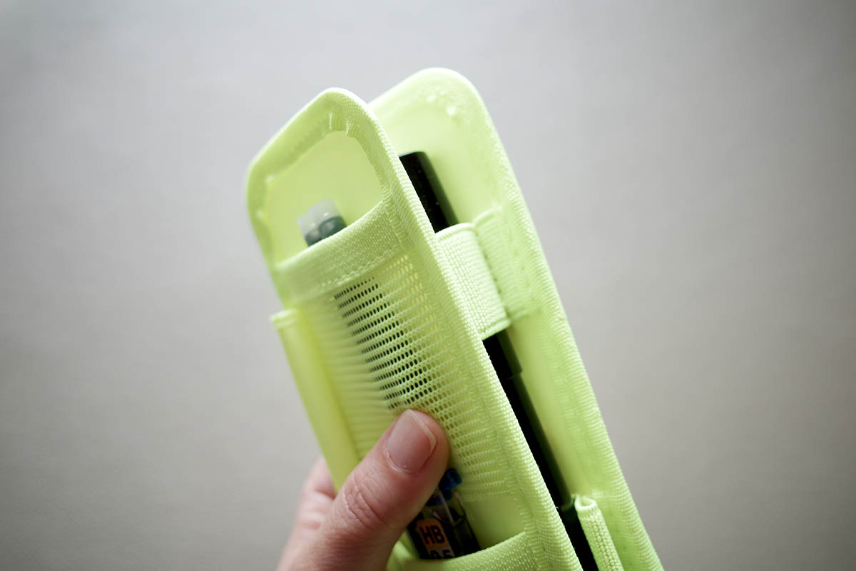 筆記具の面を内側にたたむことも可能