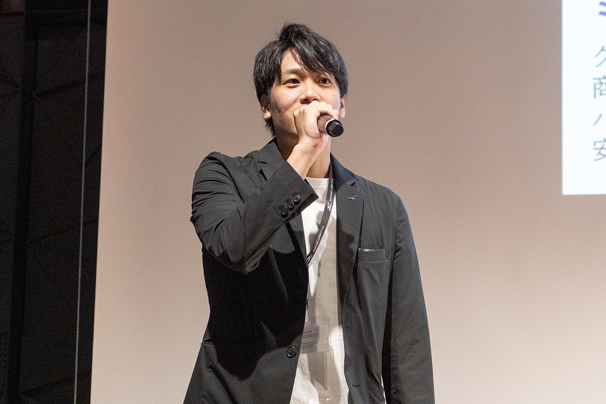 ME-DELIGHT JQについて説明するミズノ グローバルフットウエアプロダクト本部 商品企画部 企画担当 安藤翔太氏