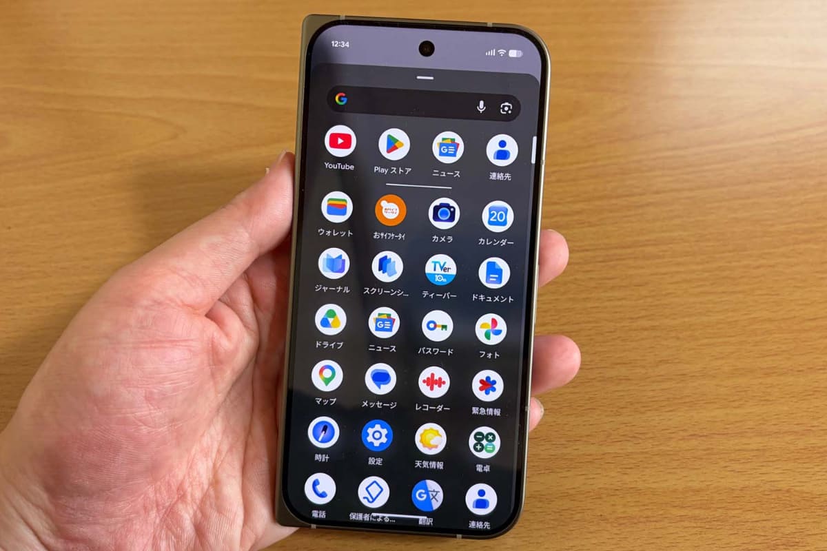 折りたためば、この通り標準的なスマホの形状