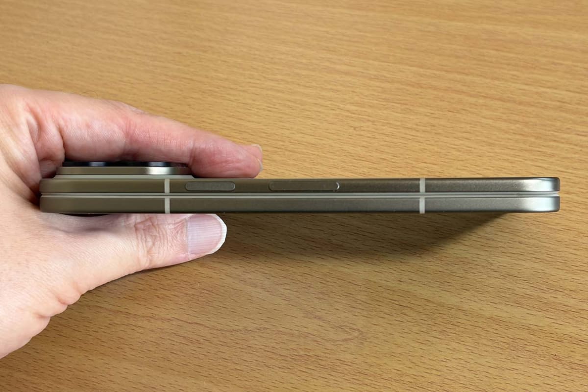 折りたたんだ状態の右側面。指紋センサー兼電源ボタン、音量ボタンがあります
