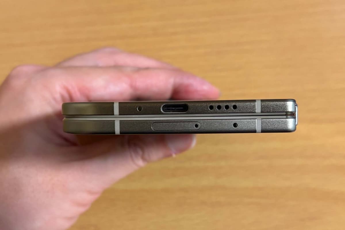 下側面。USB Type-C端子と、SIMカードトレイなどはこちら側にあり
