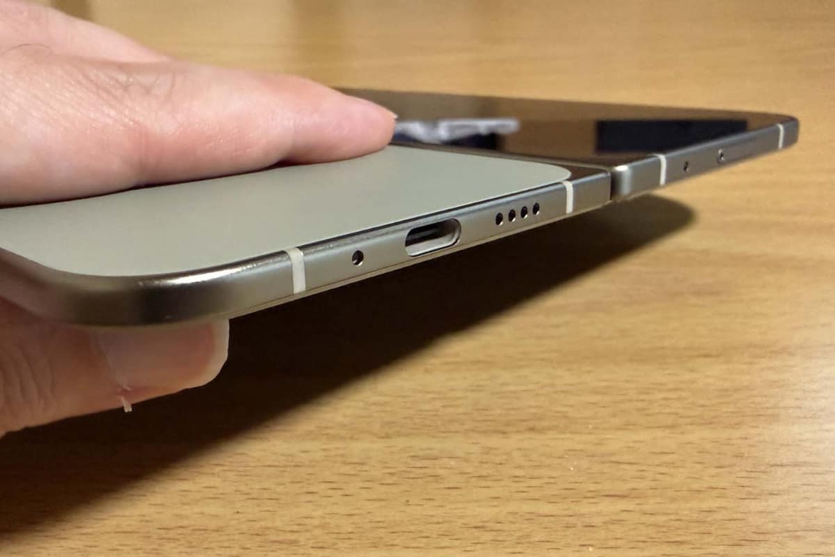 開くとこの厚み。これ以上薄くするには、USB Type-C端子やSIMカードトレイをなんとかする必要がありそう?