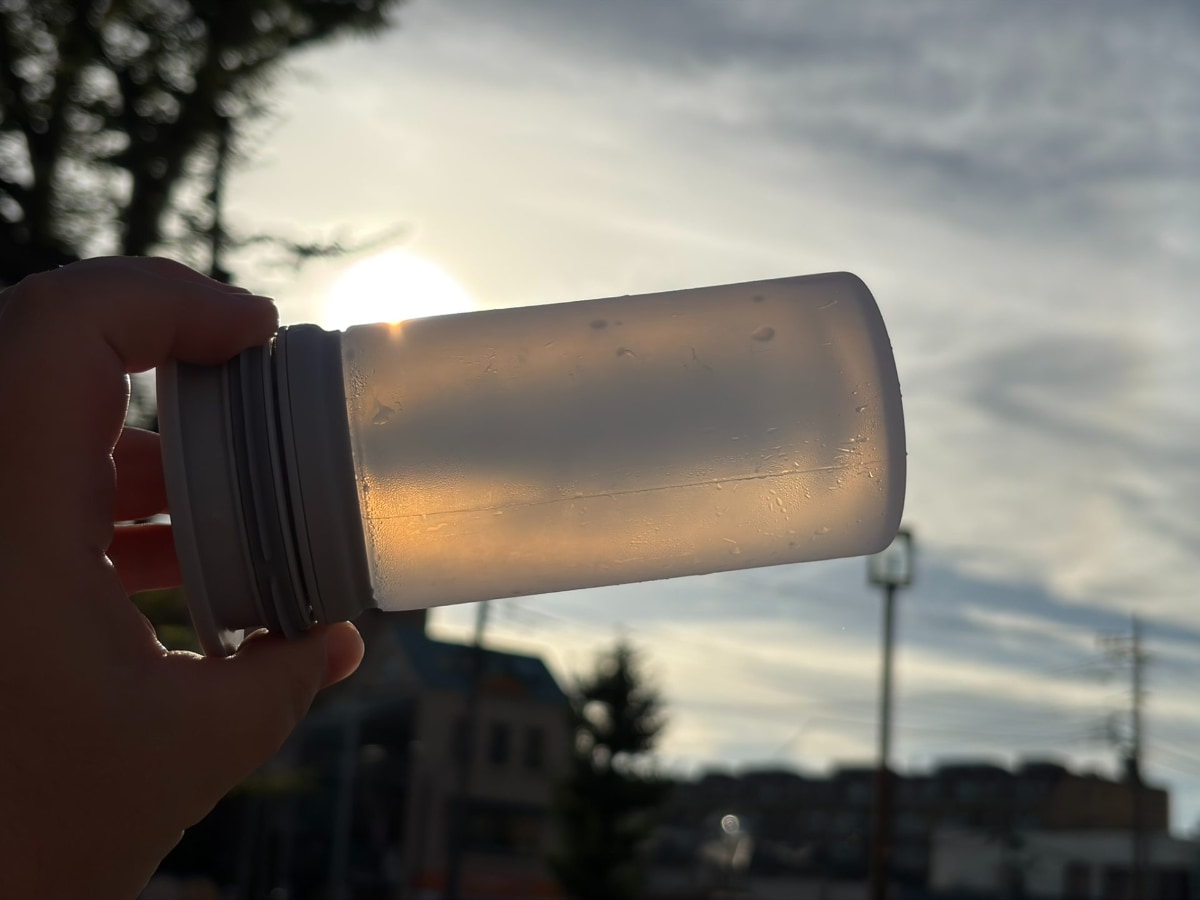 朝から出かけて持ち出した日でも、夕方まで氷のうはまだ凍ったままです。