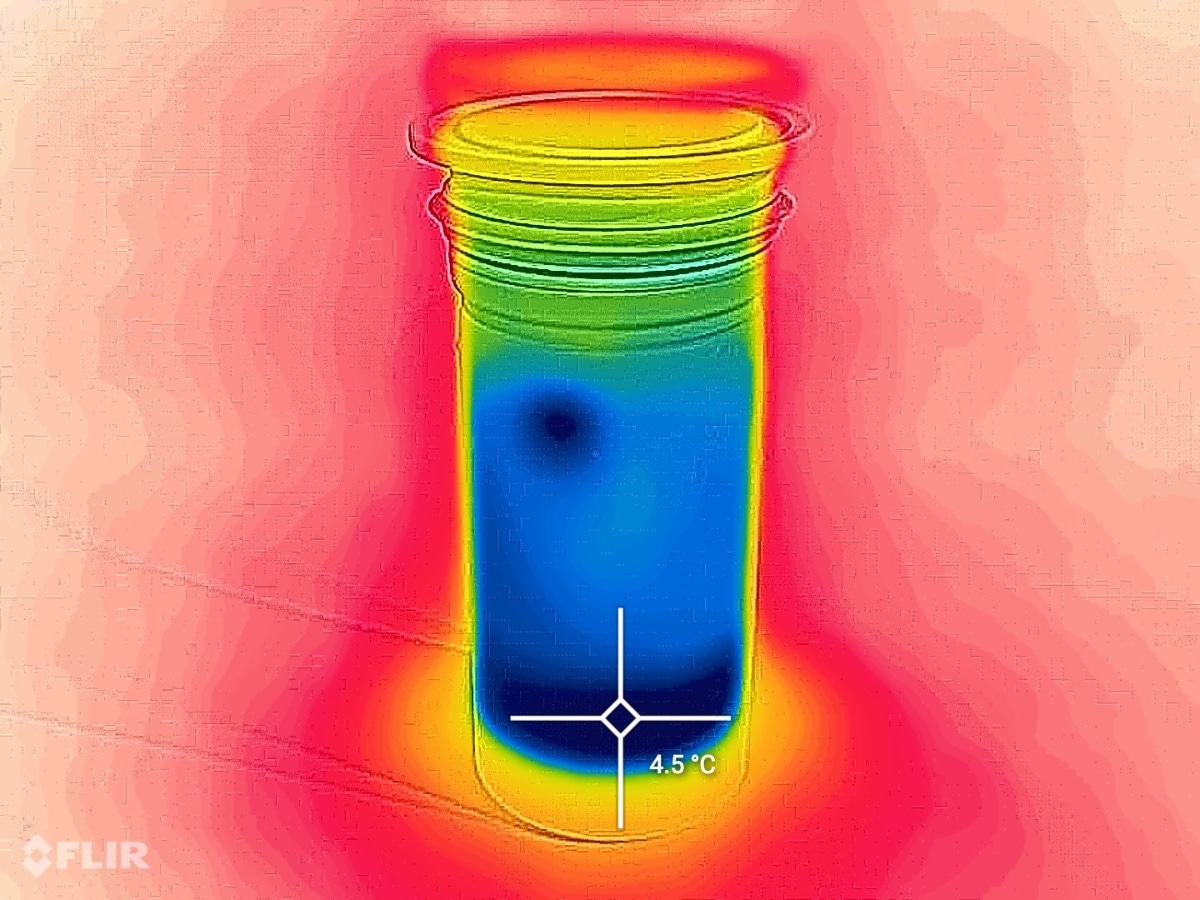 だいぶ氷が溶けた状態でも、よく冷えたペットボトルと同じくらいの温度なので体のクールダウンには十分使えます。