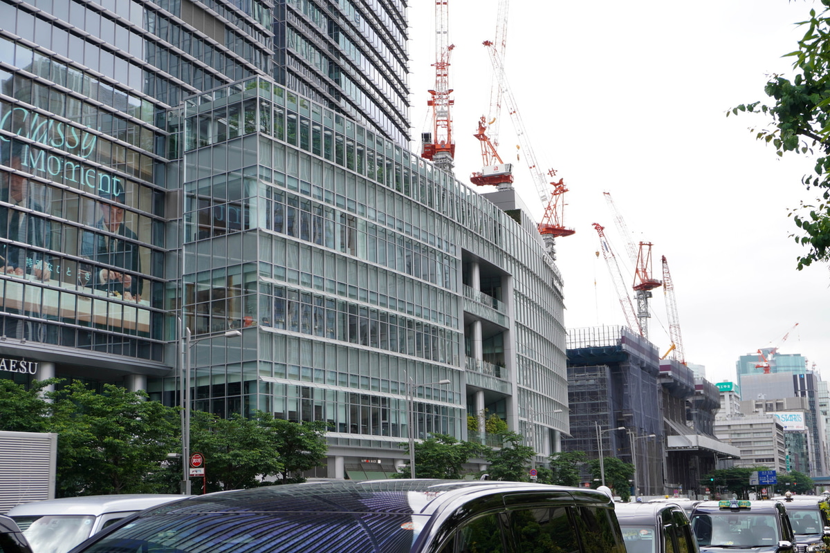 中央が東京ミッドタウン八重洲、写真右奥が「YAESU CORE」建設現場(2026年5月27日撮影)
