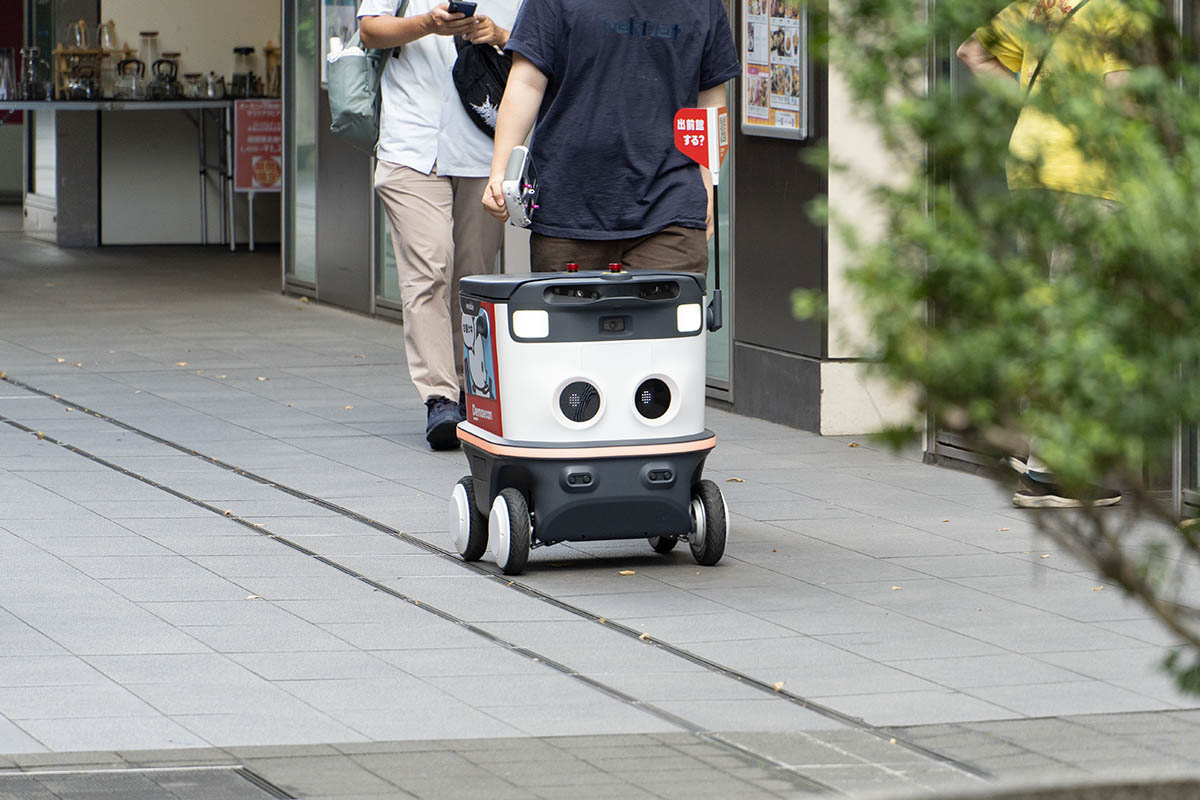 店舗に向かってくる配送ロボット