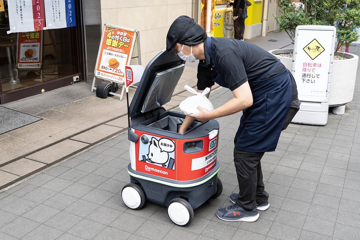 店頭でスタッフが商品を収める